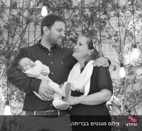 אורות תלויים על קיר עם צמחייה ברקע